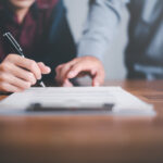 servicios businessman pointing and signing a business agreement,concept pr